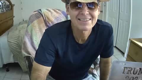 Snapshot of hewes1 chatting on 01/20/25, 07:46 hewes1 online show from 01/20/25, 07:46