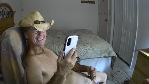 Snapshot of hewes1 chatting on 02/12/25, 08:27 hewes1 online show from 02/12/25, 08:27