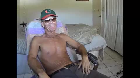 Snapshot of hewes1 chatting on 11/17/25, 08:36 hewes1 online show from 11/17/25, 08:36