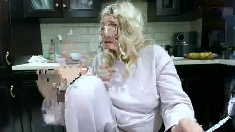 Snapshot of heyheygrey chatting on 11/16/25, 03:28 Heyheygrey online show from 11/16/25, 03:28