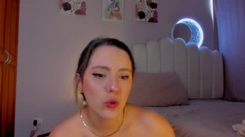 Snapshot of heymartina chatting on 11/27/25, 02:19 Martina Ricci Show schedule Monday to Friday 8am colombia time I work some weekends online show from 11/27/25, 02:19