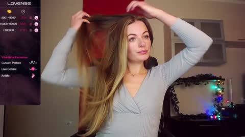 Snapshot of hi_bye_ chatting on 01/25/25, 12:37 Lina online show from 01/25/25, 12:37