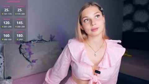 Snapshot of hidden_charm chatting on 09/19/25, 03:13 Elizabeth online show from 09/19/25, 03:13