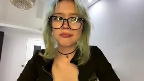 Snapshot of hildegardescore chatting on 07/23/26, 03:43 Kaori online show from 07/23/26, 03:43