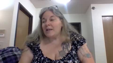 Snapshot of hippysnewhere chatting on 04/29/26, 02:04 hippysnewhere online show from 04/29/26, 02:04
