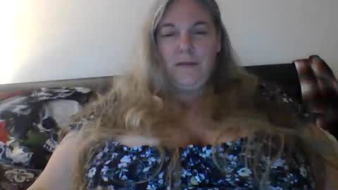 Snapshot of hippysnewhere chatting on 05/16/26, 11:09 hippysnewhere online show from 05/16/26, 11:09