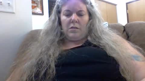 Snapshot of hippysnewhere chatting on 06/05/26, 03:35 hippysnewhere online show from 06/05/26, 03:35