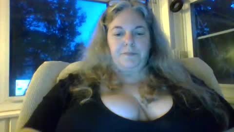 hippysnewhere online show from 06/18/26, 09:14