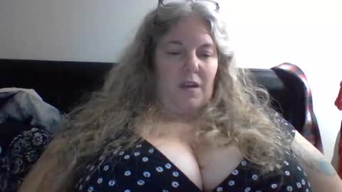 hippysnewhere online show from 07/12/26, 05:31