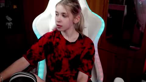 Holly online show from 09/15/25, 06:41