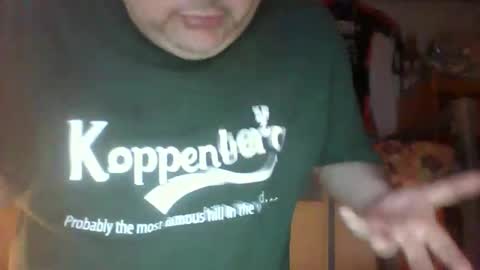 Snapshot of holler1988 chatting on 12/18/25, 06:47 Danny online show from 12/18/25, 06:47