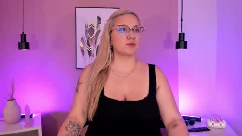 Hollie online show from 09/20/25, 11:33