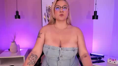 Hollie online show from 09/22/25, 12:07