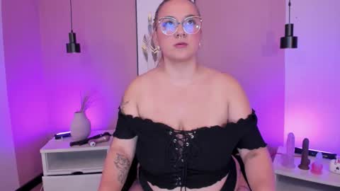 Hollie online show from 10/02/25, 08:10