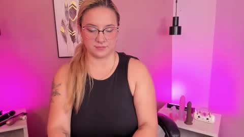 Hollie online show from 10/30/25, 12:17