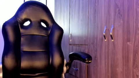 Snapshot of holly_29_m chatting on 02/21/25, 08:51 Mara online show from 02/21/25, 08:51