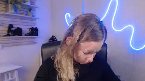 Holly online show from 02/10/25, 01:46