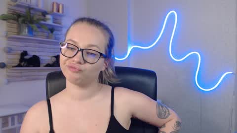 Holly online show from 03/11/25, 03:48