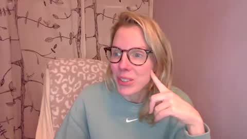 holly_bourbon online show from 10/31/25, 12:55
