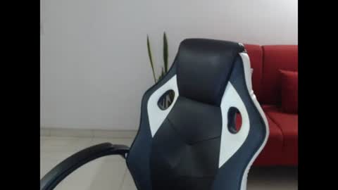 Snapshot of holly_itzel chatting on 06/21/26, 04:04 Itzel online show from 06/21/26, 04:04