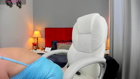 Snapshot of holly_madison_ chatting on 10/05/25, 12:47 Holly Madisson online show from 10/05/25, 12:47