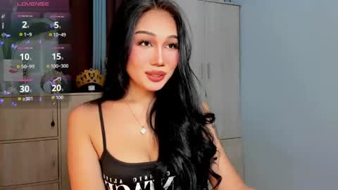 Snapshot of holly_preciousxx chatting on 06/19/26, 05:28 Hi Im Precious online show from 06/19/26, 05:28