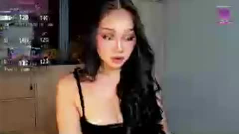 Snapshot of holly_preciousxx chatting on 06/28/26, 01:11 Hi Im Precious online show from 06/28/26, 01:11