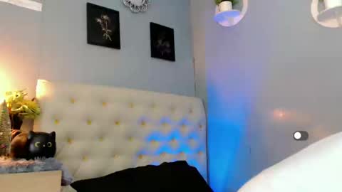 Snapshot of holly_sunshine69 chatting on 12/09/24, 09:05 Apple online show from 12/09/24, 09:05