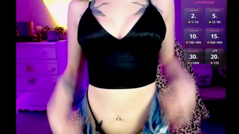 Snapshot of hollydiamond_ chatting on 12/16/24, 12:16 Holly online show from 12/16/24, 12:16