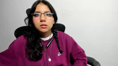 hollypeach_ online show from 11/17/25, 07:52