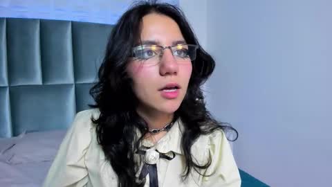 hollypeach_ online show from 11/19/25, 07:58