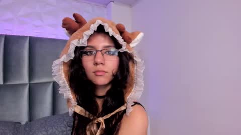 hollypeach_ online show from 12/22/25, 07:44