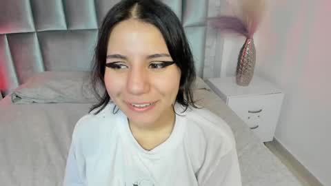 hollypeach_ online show from 04/29/26, 07:31