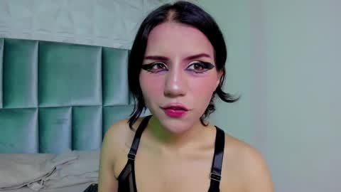hollypeach_ online show from 04/30/26, 08:57