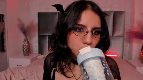 hollypeach_ online show from 05/05/26, 12:07