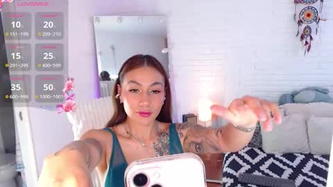 Snapshot of hollyt1 chatting on 09/22/25, 06:43 hollyt1 online show from 09/22/25, 06:43