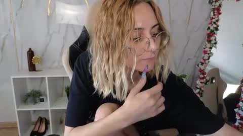 Snapshot of hollyy_pollyyyy chatting on 06/28/26, 02:28 Polly online show from 06/28/26, 02:28