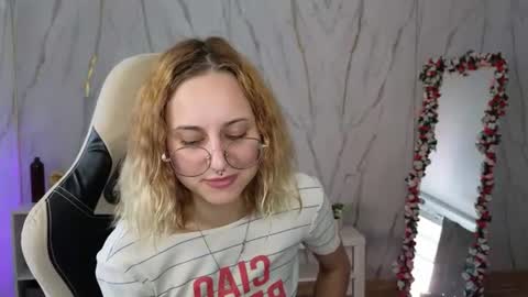Snapshot of hollyy_pollyyyy chatting on 08/09/26, 03:44 Polly online show from 08/09/26, 03:44
