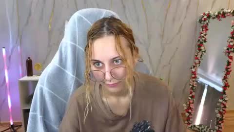 Snapshot of hollyy_pollyyyy chatting on 08/10/26, 02:37 Polly online show from 08/10/26, 02:37