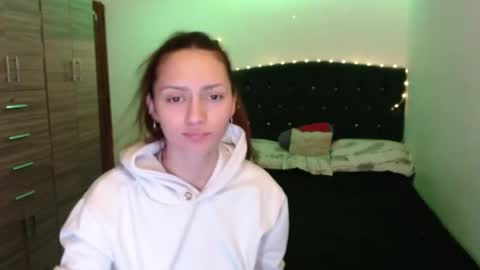 holy_julii online show from 06/01/26, 03:52