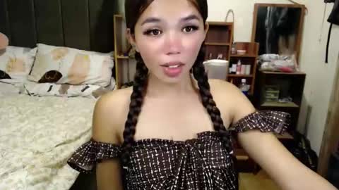 holy_molly1 online show from 05/05/26, 01:24