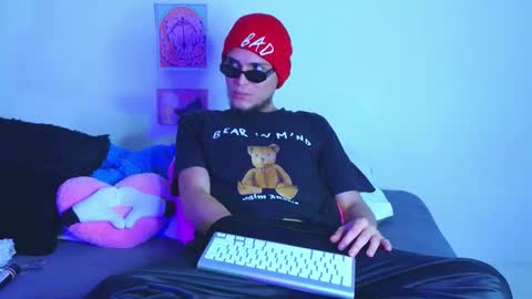      online show from 12/04/25, 01:53