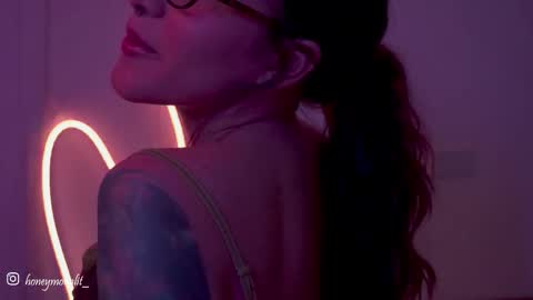 honeeeey_ online show from 09/25/25, 12:14