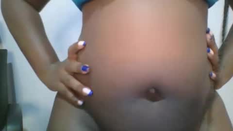 Snapshot of honey_beb chatting on 10/16/25, 05:30 honey_beb online show from 10/16/25, 05:30