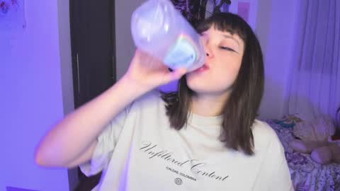 Snapshot of honey_hoe chatting on 12/22/24, 02:39 Lau online show from 12/22/24, 02:39