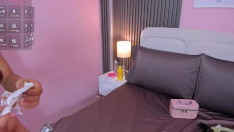 honey_sofii_ online show from 10/19/25, 11:55