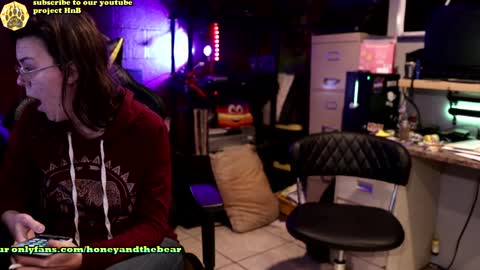 Honey and Bear online show from 12/30/24, 03:36