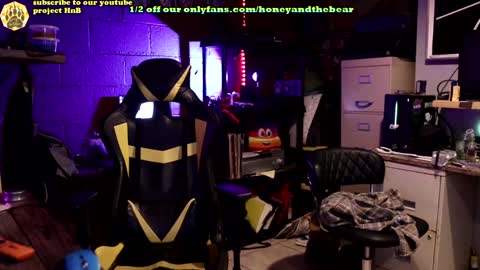 Honey and Bear online show from 01/08/25, 03:29