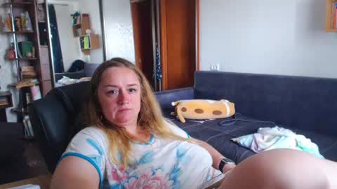 Snapshot of honeydewmolly chatting on 06/22/26, 10:12 HoneydewMolly online show from 06/22/26, 10:12