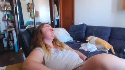 Snapshot of honeydewmolly chatting on 06/25/26, 12:20 HoneydewMolly online show from 06/25/26, 12:20